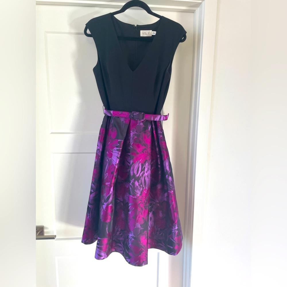 Eliza J Dress Fit & Flare, knee length, cap sleeves, pockets! Zip back. Comfy!